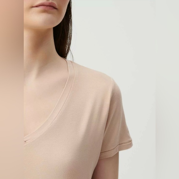 Audrey V-Neck T-shirt. - Picture 4 of 5